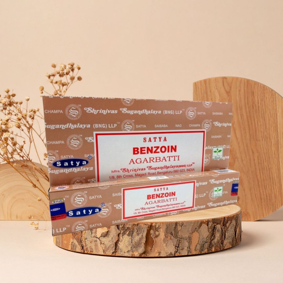 Encens Satya Benjoin disponible sur la boutique de Mamie Lucie boutique de Mamie Lucie, encens, palo santo, sauge blanche, bâtons d’encens, encens naturel, purification énergétique, purification de la maison, nettoyage énergétique, lithothérapie, bien-être, méditation, relaxation, sérénité, harmonie, spiritualité, énergie positive, protection énergétique, développement personnel, cadeau bien-être, Saint-Louis, Bâle, Strasbourg, Colmar, Mulhouse, Dietwiller, Obersaasheim