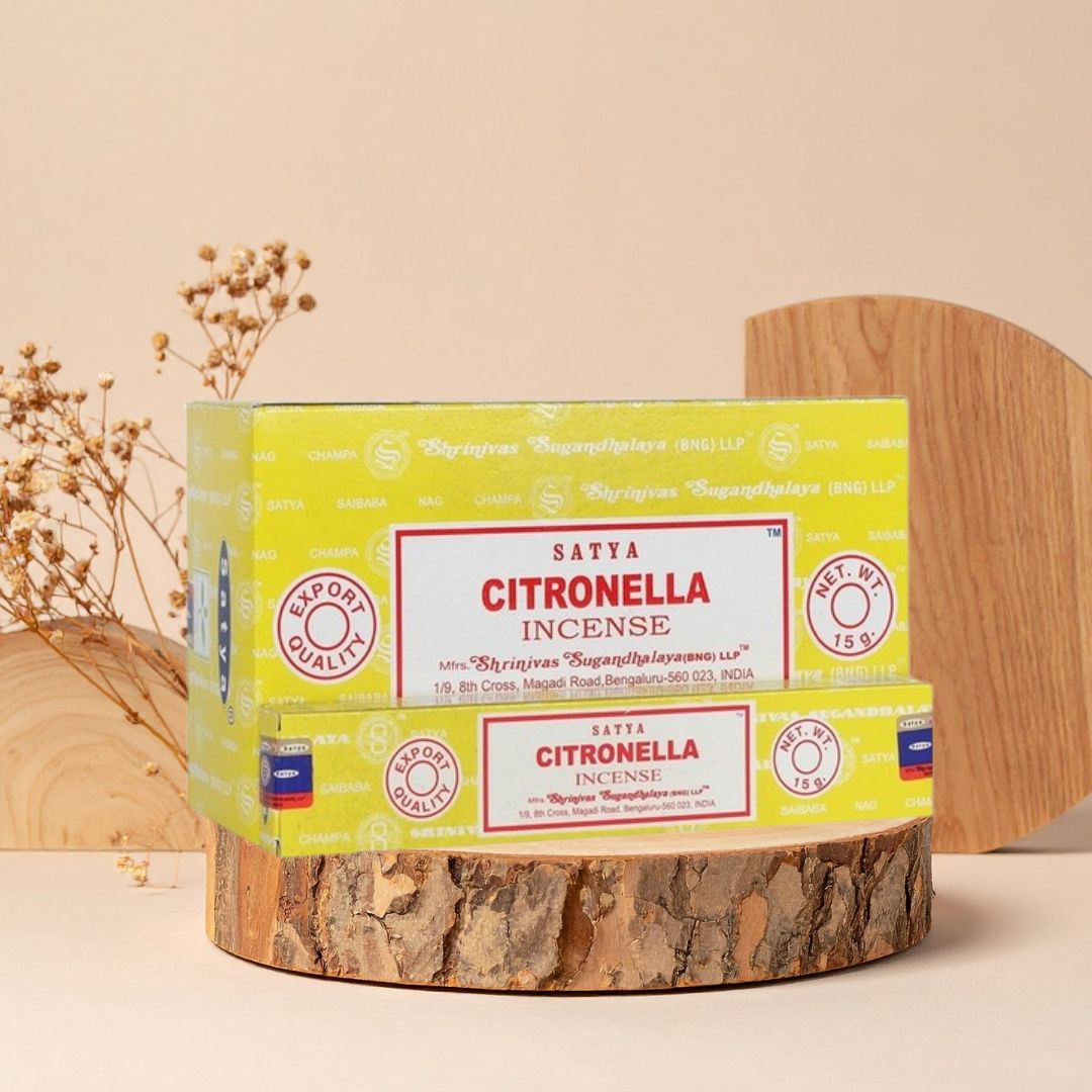 Encens Satya Citronnelle disponible sur la boutique de Mamie Lucie boutique de Mamie Lucie, encens, palo santo, sauge blanche, bâtons d’encens, encens naturel, purification énergétique, purification de la maison, nettoyage énergétique, lithothérapie, bien-être, méditation, relaxation, sérénité, harmonie, spiritualité, énergie positive, protection énergétique, développement personnel, cadeau bien-être, Saint-Louis, Bâle, Strasbourg, Colmar, Mulhouse, Dietwiller, Obersaasheim