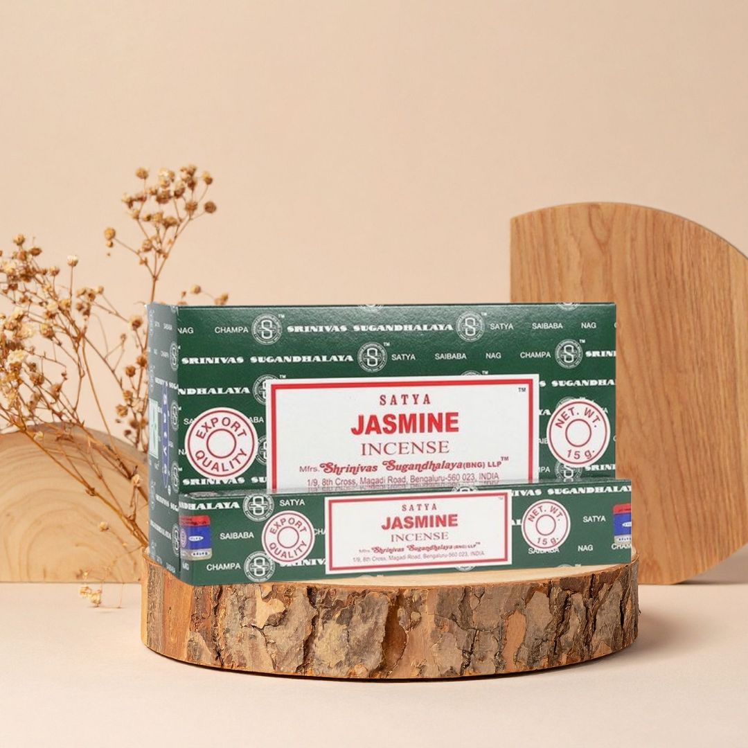 Encens Satya Jasmin disponible sur la boutique de Mamie Lucie boutique de Mamie Lucie, encens, palo santo, sauge blanche, bâtons d’encens, encens naturel, purification énergétique, purification de la maison, nettoyage énergétique, lithothérapie, bien-être, méditation, relaxation, sérénité, harmonie, spiritualité, énergie positive, protection énergétique, développement personnel, cadeau bien-être, Saint-Louis, Bâle, Strasbourg, Colmar, Mulhouse, Dietwiller, Obersaasheim