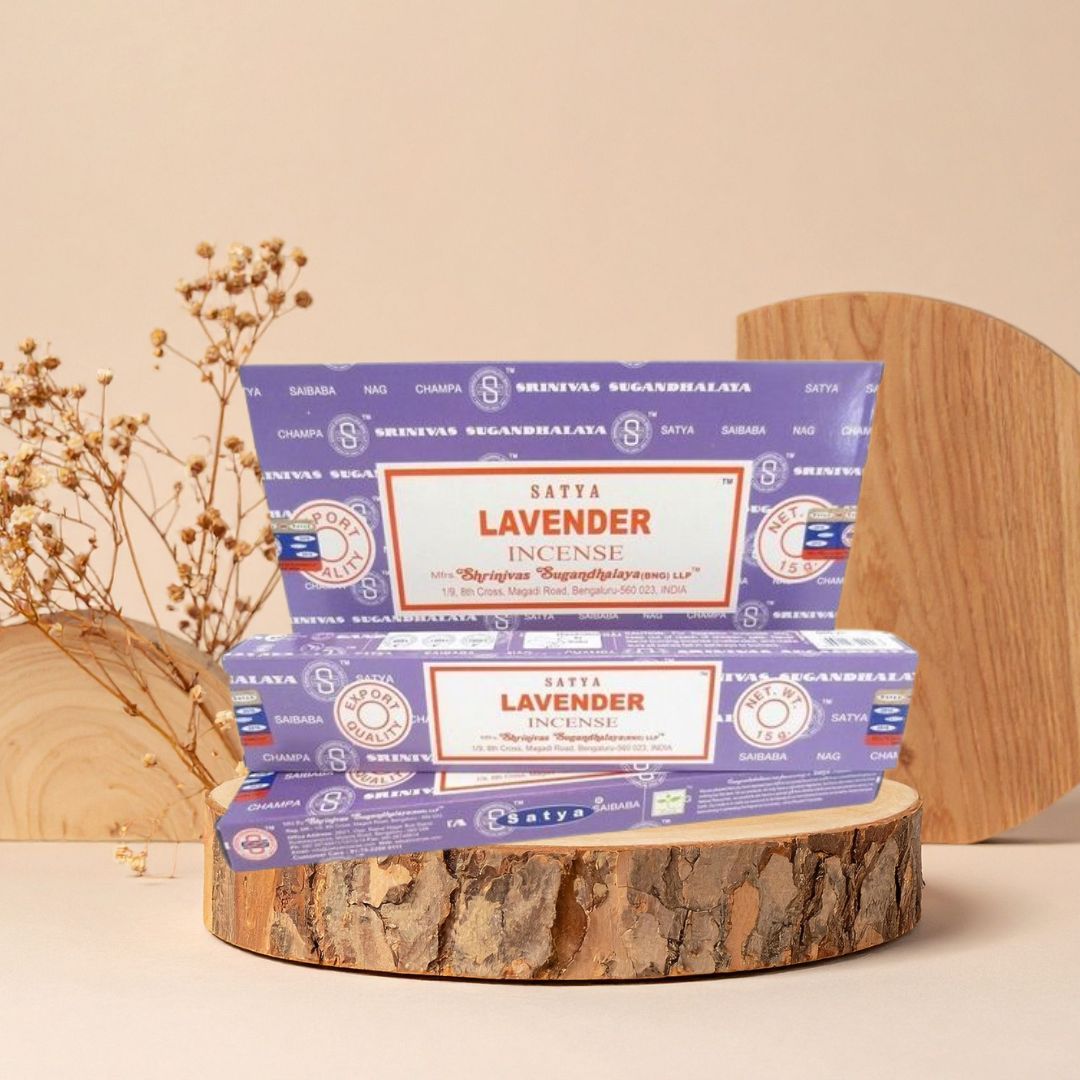 Encens Satya Lavande disponible sur la boutique de Mamie Lucie boutique de Mamie Lucie, encens, palo santo, sauge blanche, bâtons d’encens, encens naturel, purification énergétique, purification de la maison, nettoyage énergétique, lithothérapie, bien-être, méditation, relaxation, sérénité, harmonie, spiritualité, énergie positive, protection énergétique, développement personnel, cadeau bien-être, Saint-Louis, Bâle, Strasbourg, Colmar, Mulhouse, Dietwiller, Obersaasheim