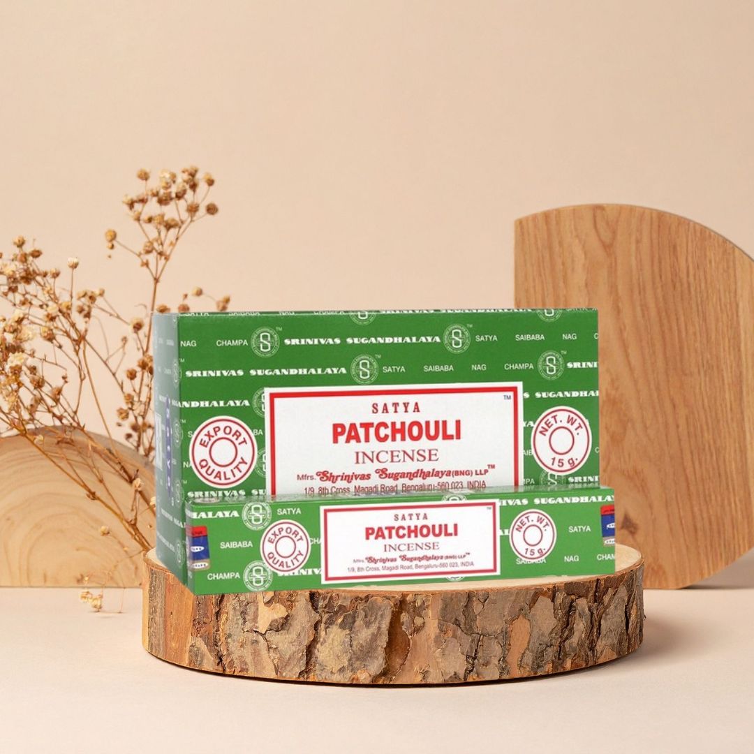 Encens Satya Patchouli disponible sur la boutique de Mamie Lucie boutique de Mamie Lucie, encens, palo santo, sauge blanche, bâtons d’encens, encens naturel, purification énergétique, purification de la maison, nettoyage énergétique, lithothérapie, bien-être, méditation, relaxation, sérénité, harmonie, spiritualité, énergie positive, protection énergétique, développement personnel, cadeau bien-être, Saint-Louis, Bâle, Strasbourg, Colmar, Mulhouse, Dietwiller, Obersaasheim