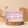 Encens Satya Positive Vibes disponible sur la boutique de Mamie Lucie boutique de Mamie Lucie, encens, palo santo, sauge blanche, bâtons d’encens, encens naturel, purification énergétique, purification de la maison, nettoyage énergétique, lithothérapie, bien-être, méditation, relaxation, sérénité, harmonie, spiritualité, énergie positive, protection énergétique, développement personnel, cadeau bien-être, Saint-Louis, Bâle, Strasbourg, Colmar, Mulhouse, Dietwiller, Obersaasheim