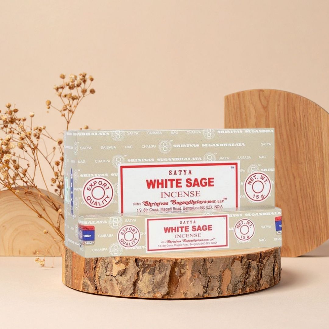 Encens Satya Sauge Blanche disponible sur la boutique de Mamie Lucie boutique de Mamie Lucie, encens, palo santo, sauge blanche, bâtons d’encens, encens naturel, purification énergétique, purification de la maison, nettoyage énergétique, lithothérapie, bien-être, méditation, relaxation, sérénité, harmonie, spiritualité, énergie positive, protection énergétique, développement personnel, cadeau bien-être, Saint-Louis, Bâle, Strasbourg, Colmar, Mulhouse, Dietwiller, Obersaasheim