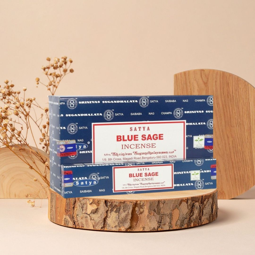 Encens Satya Sauge Bleue disponible sur la boutique de Mamie Lucie boutique de Mamie Lucie, encens, palo santo, sauge blanche, bâtons d’encens, encens naturel, purification énergétique, purification de la maison, nettoyage énergétique, lithothérapie, bien-être, méditation, relaxation, sérénité, harmonie, spiritualité, énergie positive, protection énergétique, développement personnel, cadeau bien-être, Saint-Louis, Bâle, Strasbourg, Colmar, Mulhouse, Dietwiller, Obersaasheim