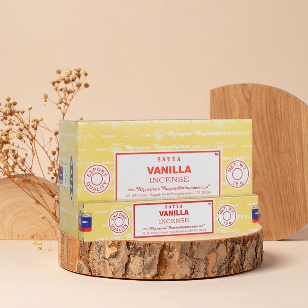 Encens Satya Vanille disponible sur la boutique de Mamie Lucie boutique de Mamie Lucie, encens, palo santo, sauge blanche, bâtons d’encens, encens naturel, purification énergétique, purification de la maison, nettoyage énergétique, lithothérapie, bien-être, méditation, relaxation, sérénité, harmonie, spiritualité, énergie positive, protection énergétique, développement personnel, cadeau bien-être, Saint-Louis, Bâle, Strasbourg, Colmar, Mulhouse, Dietwiller, Obersaasheim