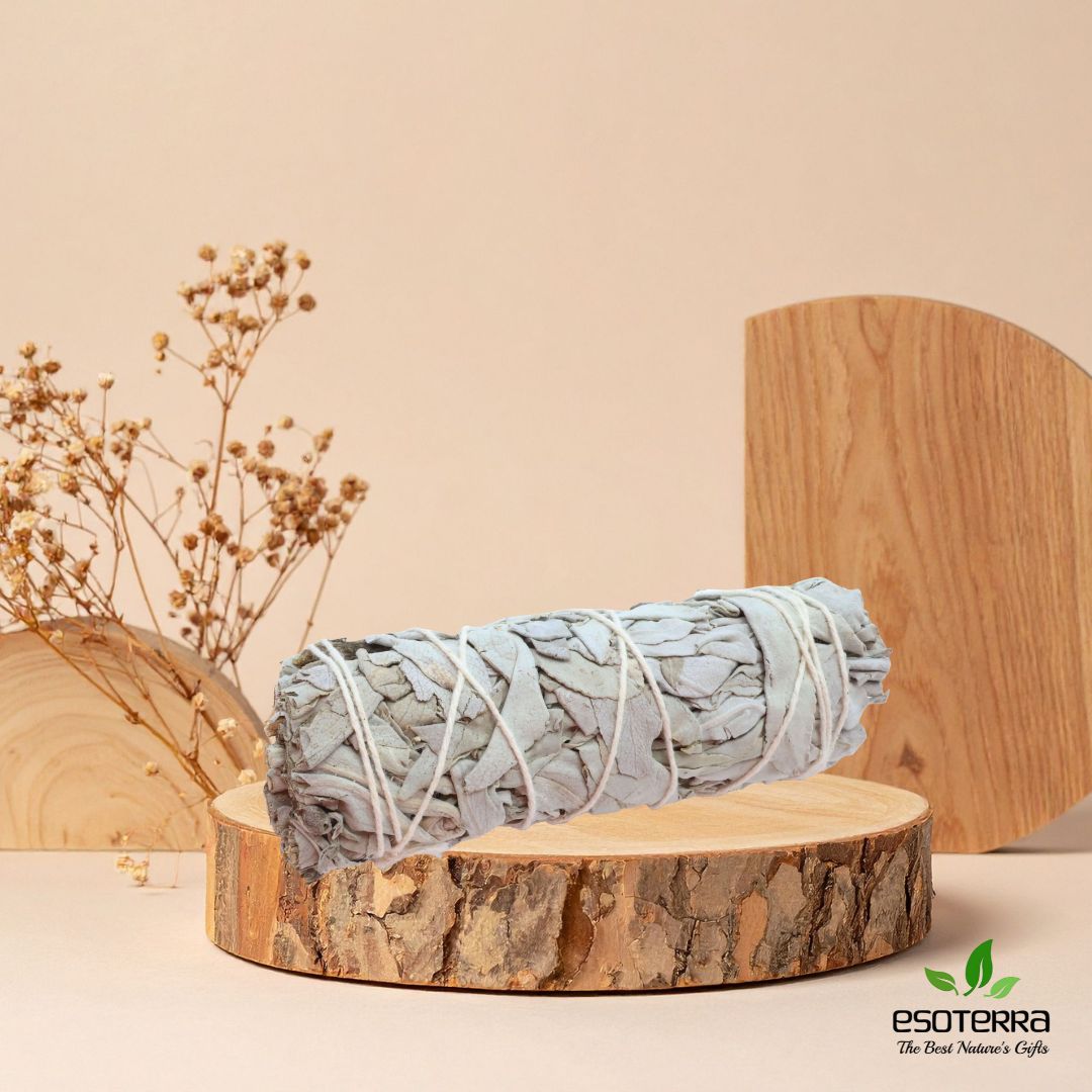 Fagot de Sauge Blanche naturelle disponible sur la boutique de Mamie Lucie boutique de Mamie Lucie, encens, palo santo, sauge blanche, bâtons d’encens, encens naturel, purification énergétique, purification de la maison, nettoyage énergétique, lithothérapie, bien-être, méditation, relaxation, sérénité, harmonie, spiritualité, énergie positive, protection énergétique, développement personnel, cadeau bien-être, Saint-Louis, Bâle, Strasbourg, Colmar, Mulhouse, Dietwiller, Obersaasheim
