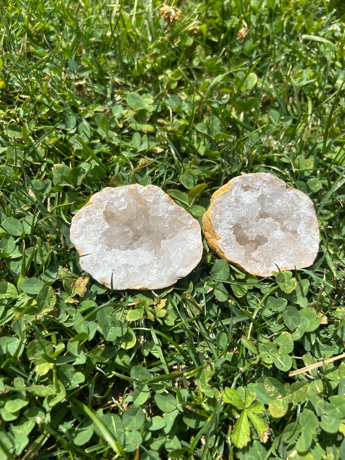 cristal de roche, pierre de cristal de roche, cristal de roche naturel, quartz transparent, lithothérapie, pierre naturelle, cristal naturel, purification énergétique, amplification des énergies, rechargement des pierres, méditation, harmonisation des chakras, clarté mentale, énergie positive, minéral naturel, bien-être, équilibre énergétique, pierre de guérison, développement spirituel, quartz clair