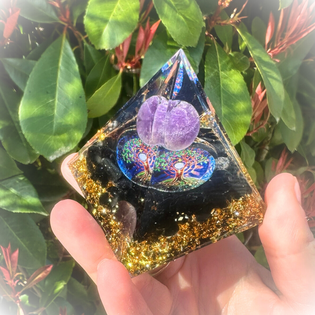 Orgonite Arbre de Vie - Obsidienne & Améthyste boutique de Mamie Lucie, orgonite, orgonite artisanale, lithothérapie, pierres naturelles, bien-être, apaisement, sérénité, harmonie, énergie positive, protection énergétique, équilibre émotionnel, développement personnel, méditation, spiritualité, ancrage, clarté mentale, décoration spirituelle, cadeau bien-être, Saint-Louis, Bâle, Strasbourg, Colmar, Mulhouse, Dietwiller, Obersaasheim