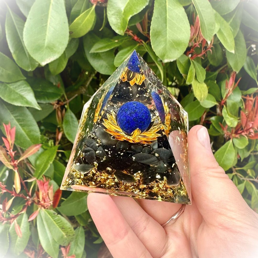 Orgonite Lotus - Obsidienne & Lapis Lazuli boutique de Mamie Lucie, orgonite, orgonite artisanale, lithothérapie, pierres naturelles, bien-être, apaisement, sérénité, harmonie, énergie positive, protection énergétique, équilibre émotionnel, développement personnel, méditation, spiritualité, ancrage, clarté mentale, décoration spirituelle, cadeau bien-être, Saint-Louis, Bâle, Strasbourg, Colmar, Mulhouse, Dietwiller, Obersaasheim