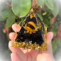Orgonite Lotus Obsidienne & Œil de Tigre boutique de Mamie Lucie, orgonite, orgonite artisanale, lithothérapie, pierres naturelles, bien-être, apaisement, sérénité, harmonie, énergie positive, protection énergétique, équilibre émotionnel, développement personnel, méditation, spiritualité, ancrage, clarté mentale, décoration spirituelle, cadeau bien-être, Saint-Louis, Bâle, Strasbourg, Colmar, Mulhouse, Dietwiller, Obersaasheim