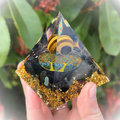 Orgonite Obsidienne & Œil de Tigre boutique de Mamie Lucie, orgonite, orgonite artisanale, lithothérapie, pierres naturelles, bien-être, apaisement, sérénité, harmonie, énergie positive, protection énergétique, équilibre émotionnel, développement personnel, méditation, spiritualité, ancrage, clarté mentale, décoration spirituelle, cadeau bien-être, Saint-Louis, Bâle, Strasbourg, Colmar, Mulhouse, Dietwiller, Obersaasheim