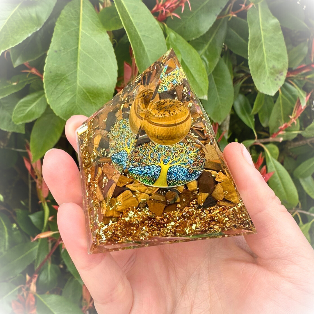 Orgonite Œil de Tigre - Arbre de Vie boutique de Mamie Lucie, orgonite, orgonite artisanale, lithothérapie, pierres naturelles, bien-être, apaisement, sérénité, harmonie, énergie positive, protection énergétique, équilibre émotionnel, développement personnel, méditation, spiritualité, ancrage, clarté mentale, décoration spirituelle, cadeau bien-être, Saint-Louis, Bâle, Strasbourg, Colmar, Mulhouse, Dietwiller, Obersaasheim
