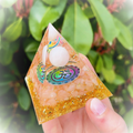 Orgonite Quartz Rose – Symbole Om boutique de Mamie Lucie, orgonite, orgonite artisanale, lithothérapie, pierres naturelles, bien-être, apaisement, sérénité, harmonie, énergie positive, protection énergétique, équilibre émotionnel, développement personnel, méditation, spiritualité, ancrage, clarté mentale, décoration spirituelle, cadeau bien-être, Saint-Louis, Bâle, Strasbourg, Colmar, Mulhouse, Dietwiller, Obersaasheim