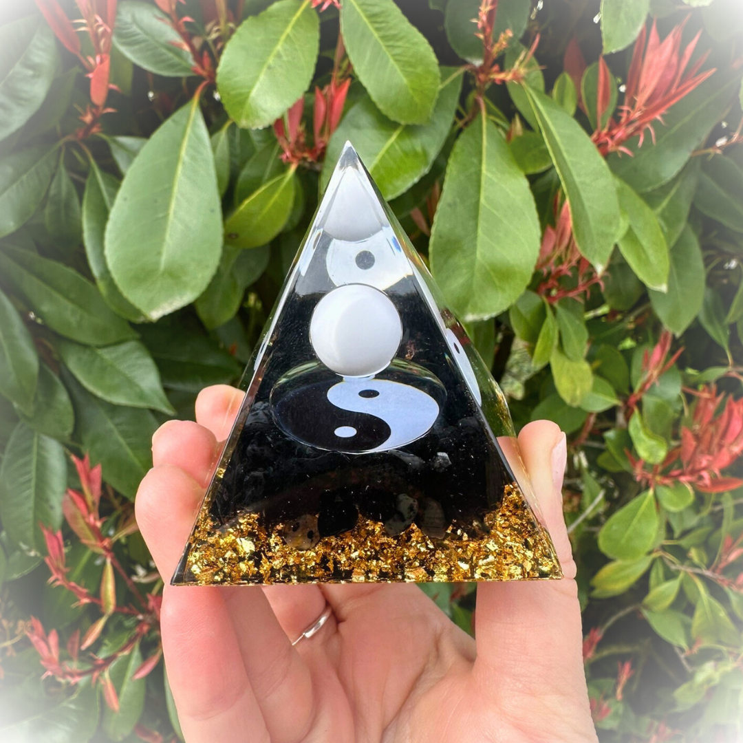 Orgonite Yin-Yang - Obsidienne boutique de Mamie Lucie, orgonite, orgonite artisanale, lithothérapie, pierres naturelles, bien-être, apaisement, sérénité, harmonie, énergie positive, protection énergétique, équilibre émotionnel, développement personnel, méditation, spiritualité, ancrage, clarté mentale, décoration spirituelle, cadeau bien-être, Saint-Louis, Bâle, Strasbourg, Colmar, Mulhouse, Dietwiller, Obersaasheim