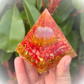 Orgonite Lotus Cornaline & Quartz Rose boutique de Mamie Lucie, orgonite, orgonite artisanale, lithothérapie, pierres naturelles, bien-être, apaisement, sérénité, harmonie, énergie positive, protection énergétique, équilibre émotionnel, développement personnel, méditation, spiritualité, ancrage, clarté mentale, décoration spirituelle, cadeau bien-être, Saint-Louis, Bâle, Strasbourg, Colmar, Mulhouse, Dietwiller,