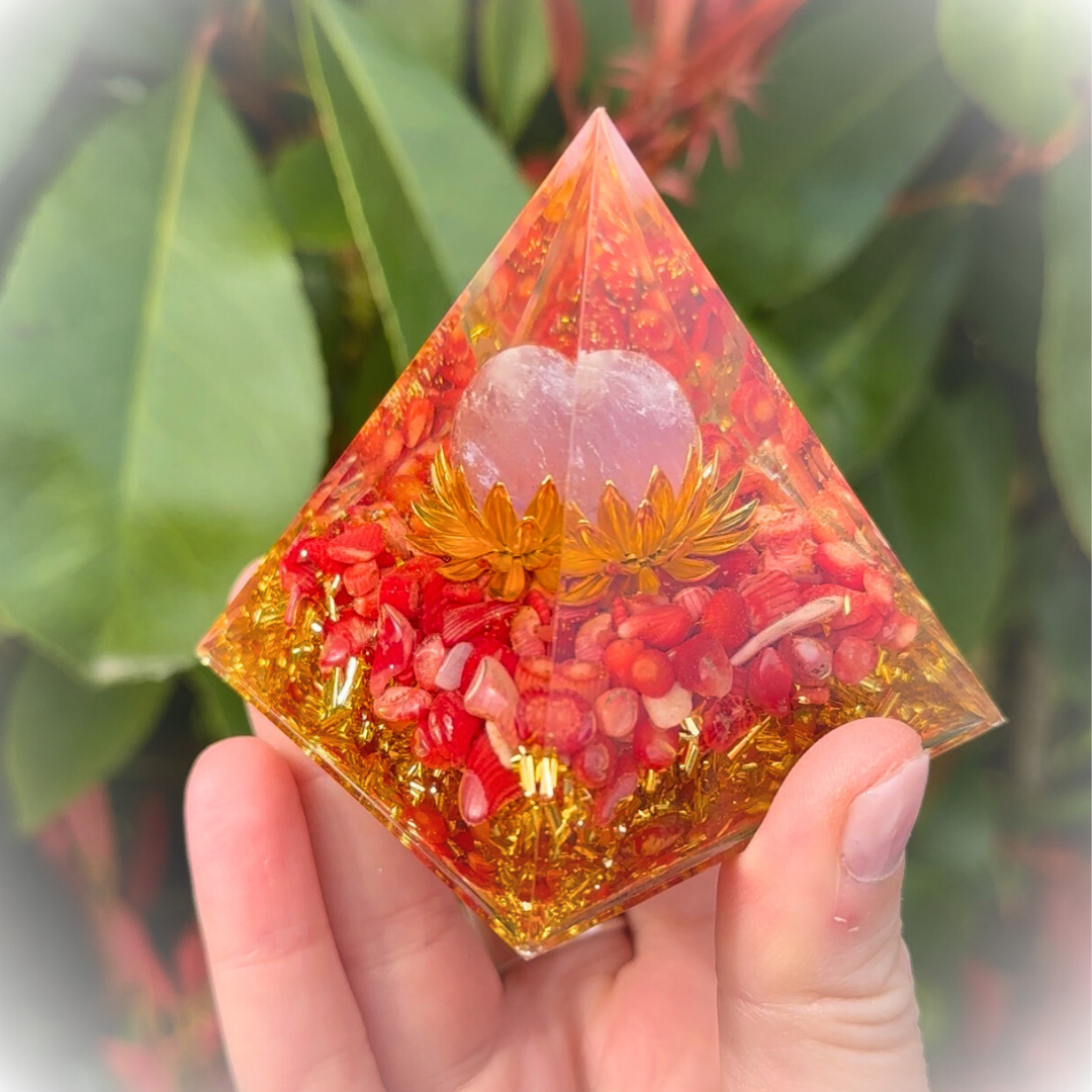 Orgonite Lotus Cornaline & Quartz Rose boutique de Mamie Lucie, orgonite, orgonite artisanale, lithothérapie, pierres naturelles, bien-être, apaisement, sérénité, harmonie, énergie positive, protection énergétique, équilibre émotionnel, développement personnel, méditation, spiritualité, ancrage, clarté mentale, décoration spirituelle, cadeau bien-être, Saint-Louis, Bâle, Strasbourg, Colmar, Mulhouse, Dietwiller,