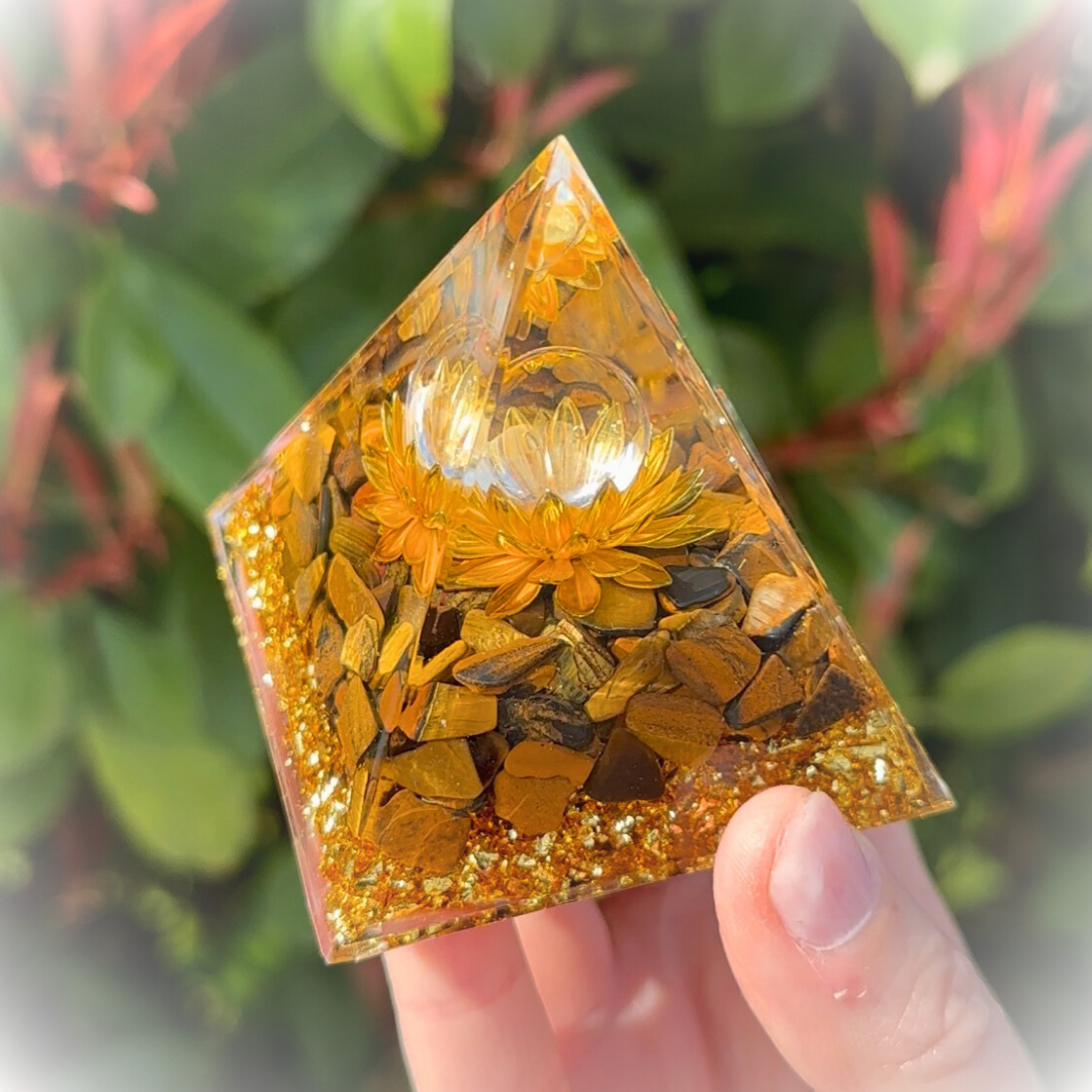 Orgonite Lotus - Œil de Tigre & Cristal de Roche boutique de Mamie Lucie, orgonite, orgonite artisanale, lithothérapie, pierres naturelles, bien-être, apaisement, sérénité, harmonie, énergie positive, protection énergétique, équilibre émotionnel, développement personnel, méditation, spiritualité, ancrage, clarté mentale, décoration spirituelle, cadeau bien-être, Saint-Louis, Bâle, Strasbourg, Colmar, Mulhouse, Dietwiller, Obersaasheim