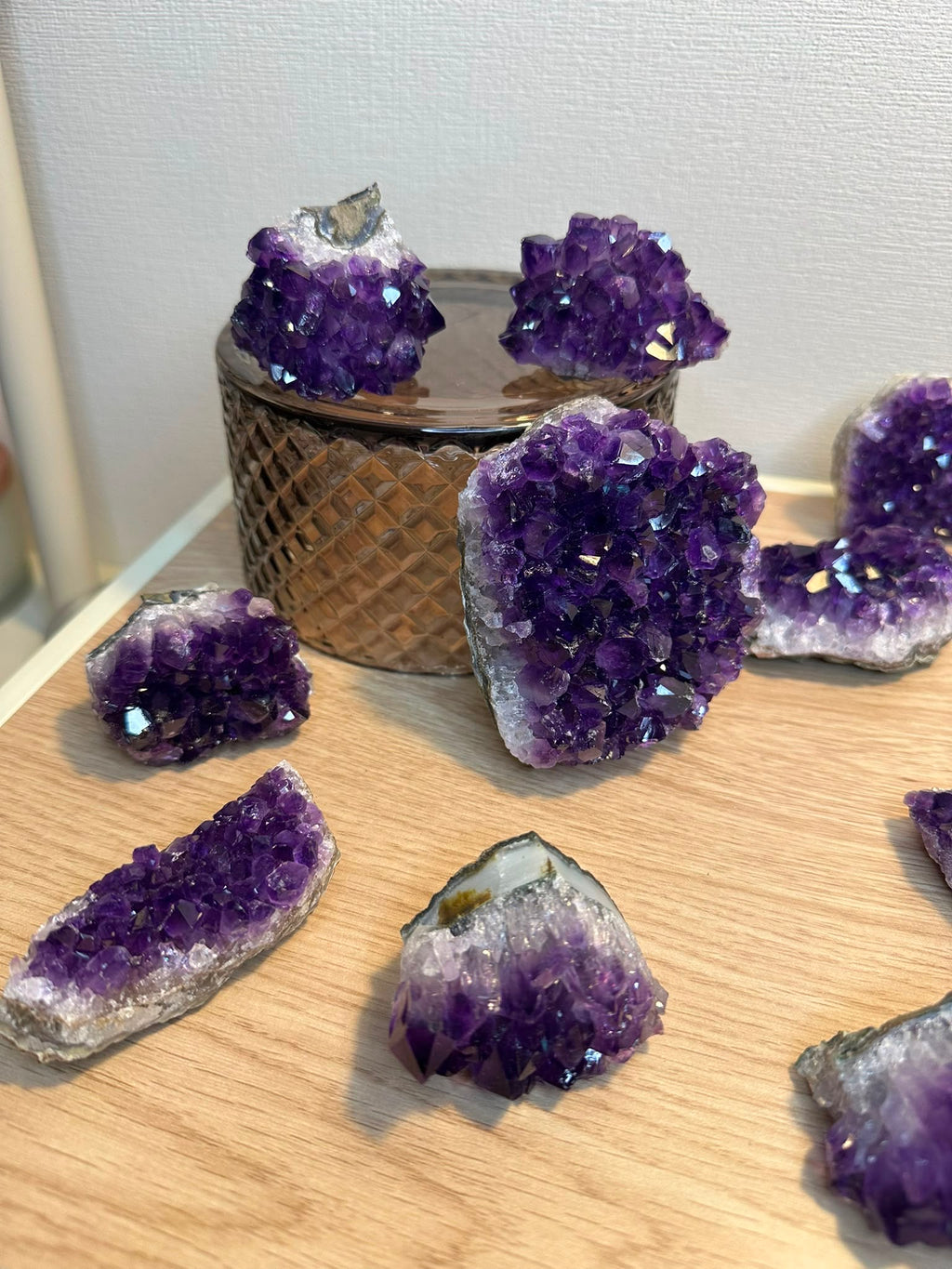 améthyste, améthyste d’Uruguay, améthyste naturelle, pierre naturelle d’Uruguay, cristal naturel, quartz violet, lithothérapie, pierres naturelles, minéraux naturels, bien-être, sérénité, apaisement, protection énergétique, purification énergétique, harmonisation des chakras, méditation, développement spirituel, équilibre émotionnel, énergie positive, boutique de Mamie Lucie, Saint-Louis, Bâle, Strasbourg, Colmar, Mulhouse, Obernai, Dietwiller, Obersaasheim