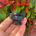 boutique de Mamie Lucie, Stitch en améthyste, Stitch en obsidienne, figurine Stitch, améthyste, obsidienne, lithothérapie, pierres naturelles, minéraux naturels, bien-être, protection énergétique, apaisement, sérénité, équilibre émotionnel, méditation, énergie positive, développement personnel, Saint-Louis, Bâle, Strasbourg, Colmar, Mulhouse, Dietwiller, Obersaasheim
