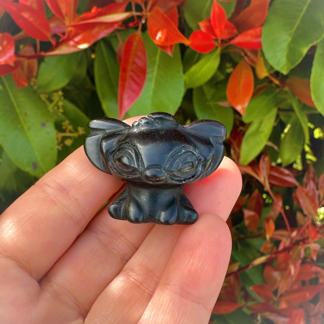 boutique de Mamie Lucie, Stitch en améthyste, Stitch en obsidienne, figurine Stitch, améthyste, obsidienne, lithothérapie, pierres naturelles, minéraux naturels, bien-être, protection énergétique, apaisement, sérénité, équilibre émotionnel, méditation, énergie positive, développement personnel, Saint-Louis, Bâle, Strasbourg, Colmar, Mulhouse, Dietwiller, Obersaasheim