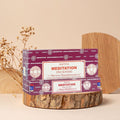 Encens Satya Meditation disponible sur la boutique de Mamie Lucie boutique de Mamie Lucie, encens, palo santo, sauge blanche, bâtons d’encens, encens naturel, purification énergétique, purification de la maison, nettoyage énergétique, lithothérapie, bien-être, méditation, relaxation, sérénité, harmonie, spiritualité, énergie positive, protection énergétique, développement personnel, cadeau bien-être, Saint-Louis, Bâle, Strasbourg, Colmar, Mulhouse, Dietwiller, Obersaasheim