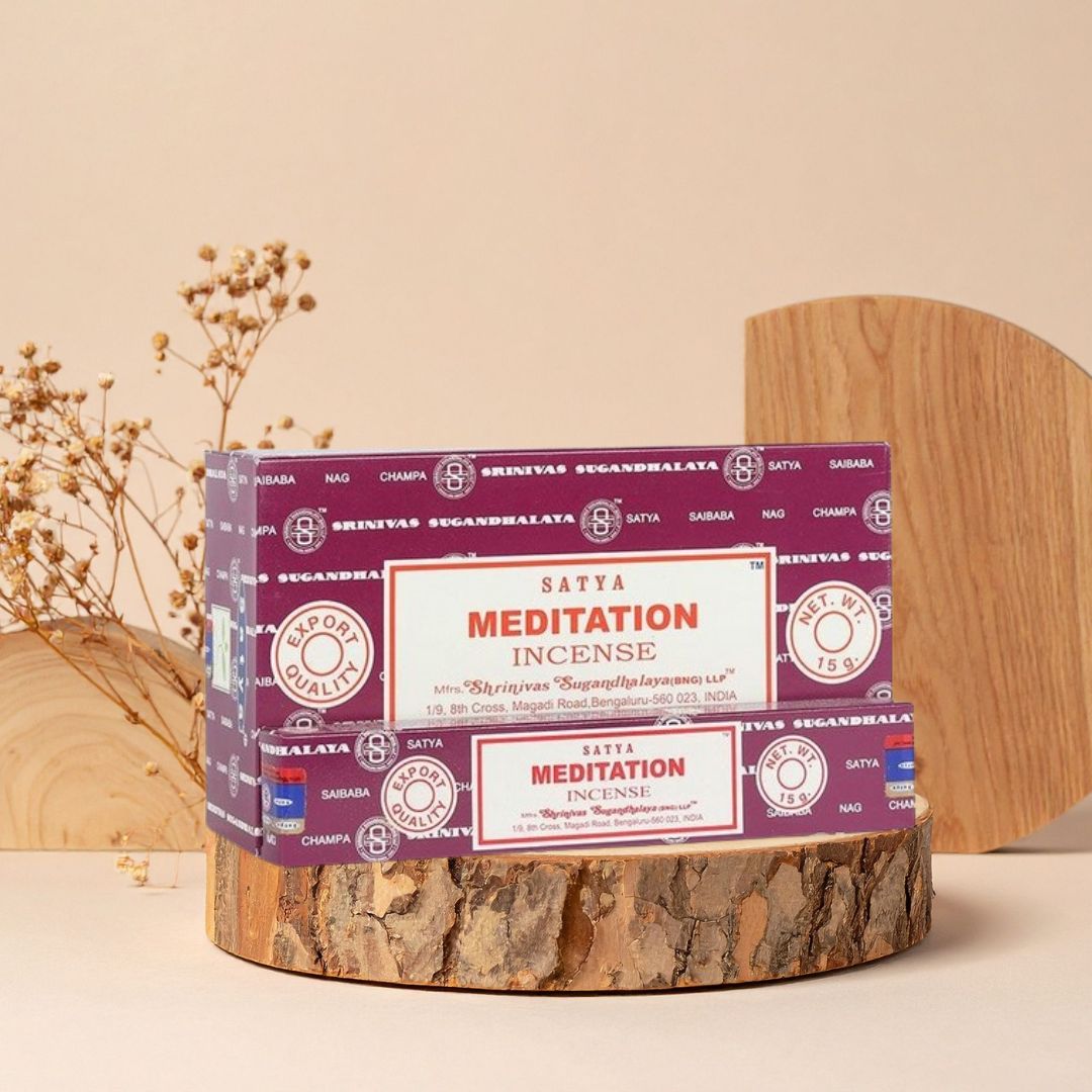 Encens Satya Meditation disponible sur la boutique de Mamie Lucie boutique de Mamie Lucie, encens, palo santo, sauge blanche, bâtons d’encens, encens naturel, purification énergétique, purification de la maison, nettoyage énergétique, lithothérapie, bien-être, méditation, relaxation, sérénité, harmonie, spiritualité, énergie positive, protection énergétique, développement personnel, cadeau bien-être, Saint-Louis, Bâle, Strasbourg, Colmar, Mulhouse, Dietwiller, Obersaasheim