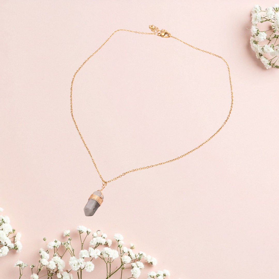 boutique de Mamie Lucie, collier en pierre naturelle, collier lithothérapie, lithothérapie, pierres naturelles, bien-être, apaisement, sérénité, harmonie, énergie positive, protection énergétique, équilibre émotionnel, confiance en soi, développement personnel, méditation, spiritualité, ancrage, clarté mentale, cadeau bien-être, Saint-Louis, Bâle, Strasbourg, Colmar, Mulhouse, Dietwiller, Obersaasheim